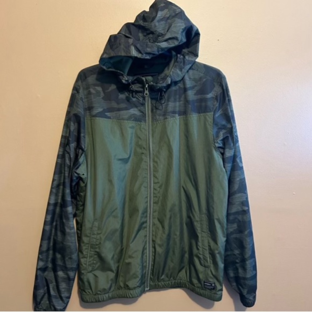 O’NEILL green/ camo men’s windbreaker. Medium